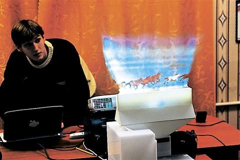 Дисплей в воздухе Изобретатель произвел фурор на форуме в Сатисе