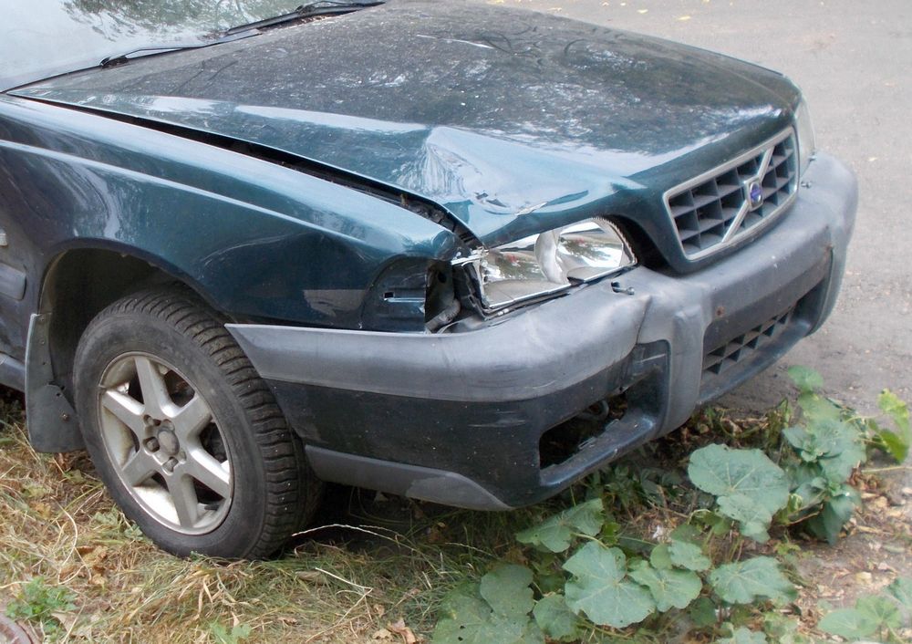 Врос в газон Дорожники готовы эвакуировать бесхозный Вольво