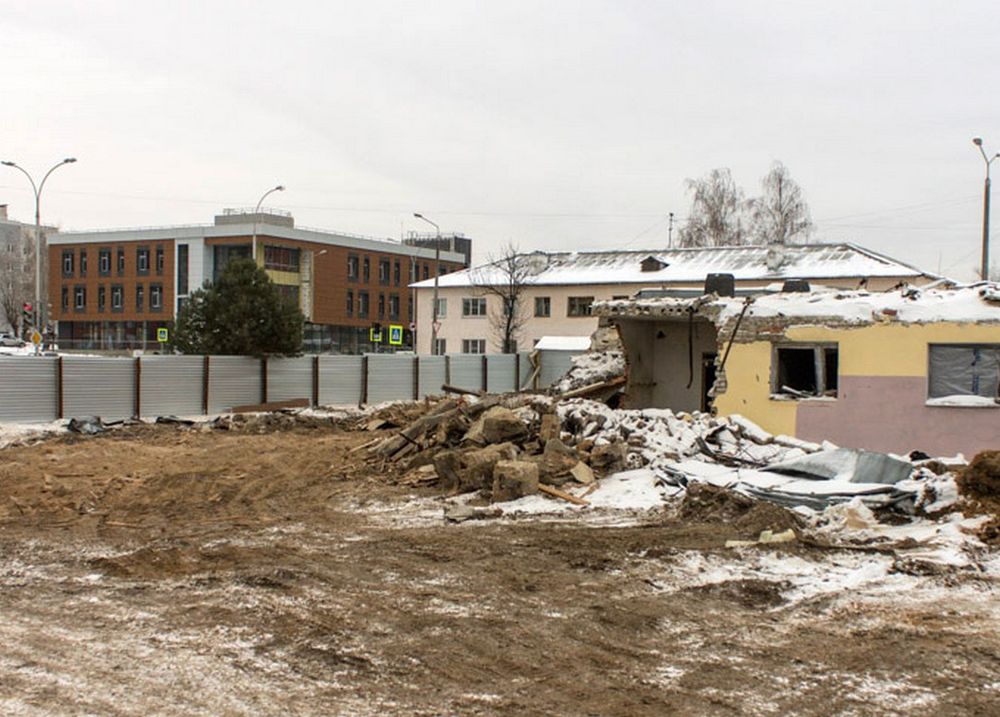 Снесли наполовину