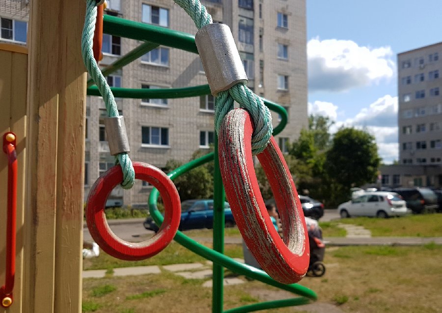 В открытое окно