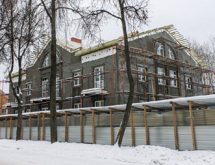 По фасаду встречают