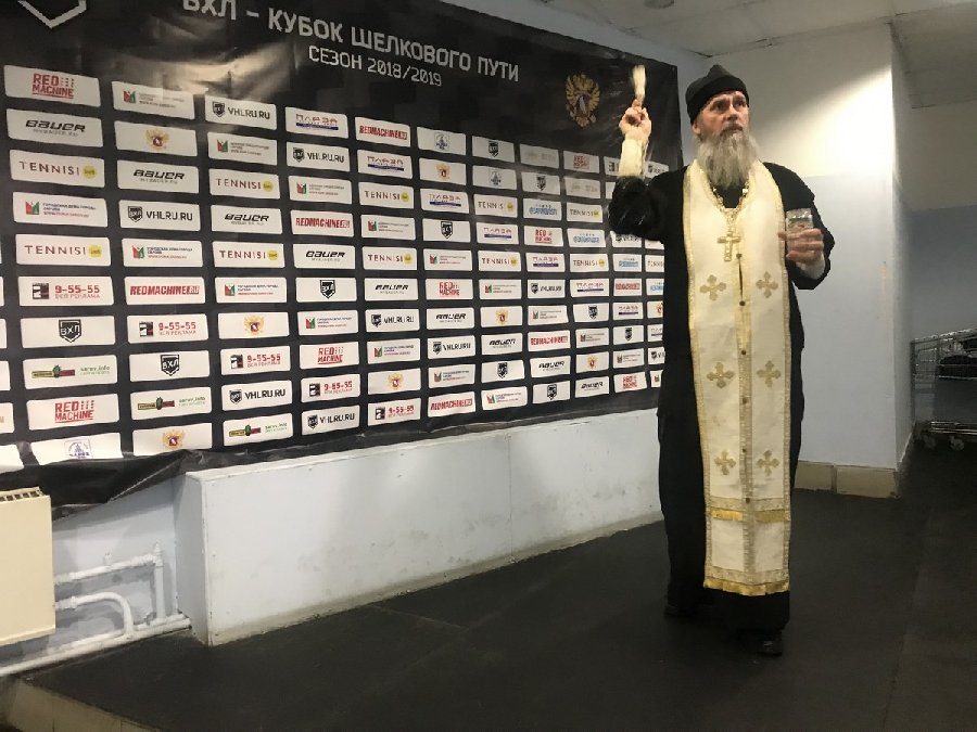 Бог в помощь Ледовый дворец решили освятить
