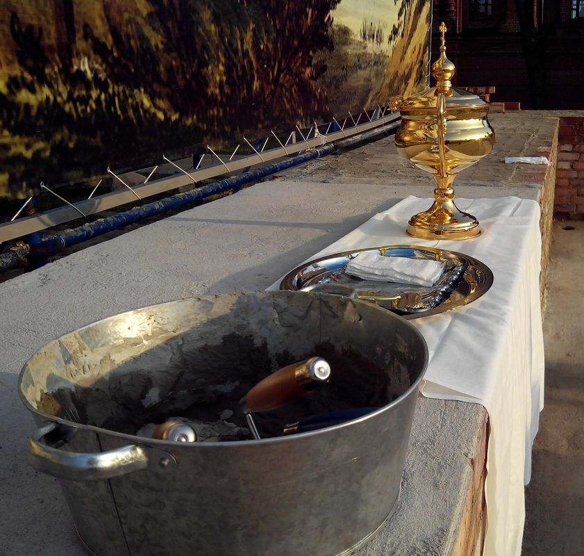 В капсулах времени На освящении фундамента показали современную икону