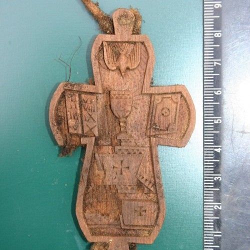 Медальон с позолотой В Нижнем восстановили артефакты саровского некрополя