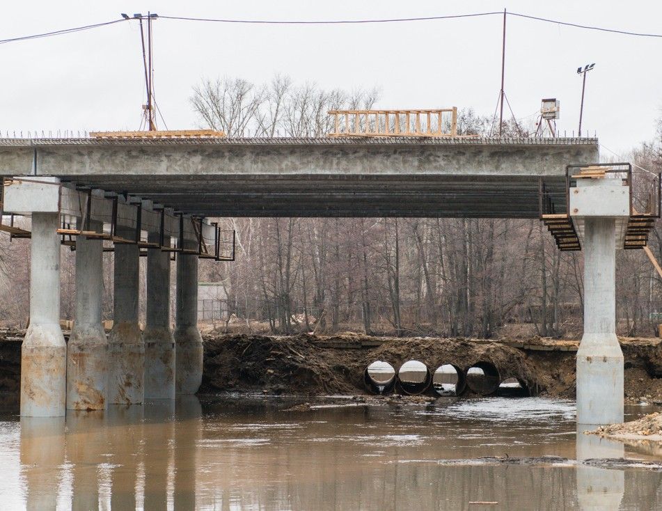 "Трудятся без выходных" Блогер до вечера гулял по стройплощадке у моста ФОТО