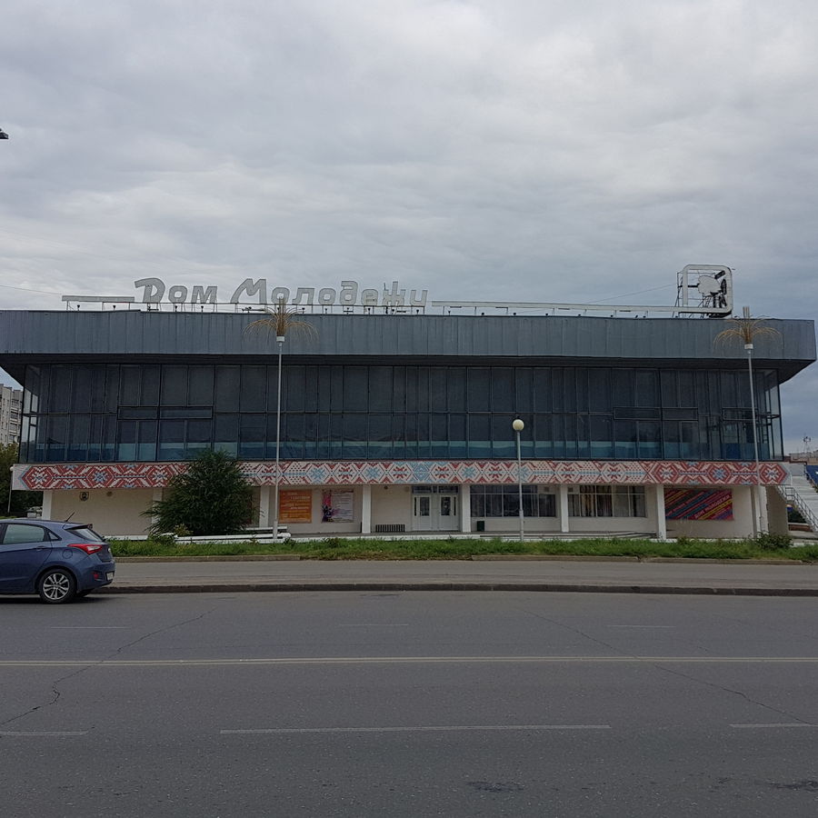 Пилинг для фасада Дворец Молодёжи избавится от железных листов