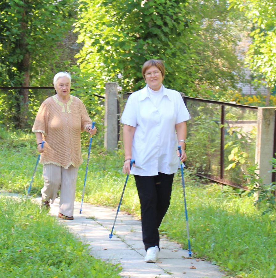 Ходьба по-фински Социальные инструкторы вернулись к прогулкам с ветеранами