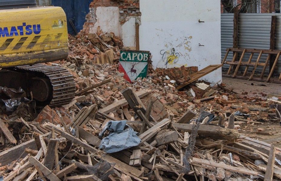 Киношный демонтаж Блогер пробрался на развалины сносимого "Молодёжного"