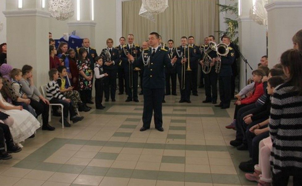 Сказочный оркестр Музыканты саровской дивизии порадовали детей живой музыкой