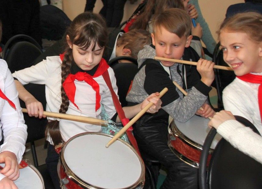 Равнение на ритм В ДДТ стартует конкурс барабанщиков и знаменных групп