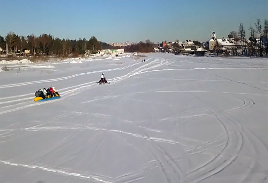 В масках к Маслихе Саровчане прицепили "банан" к снегоходу и проехали по Сатису