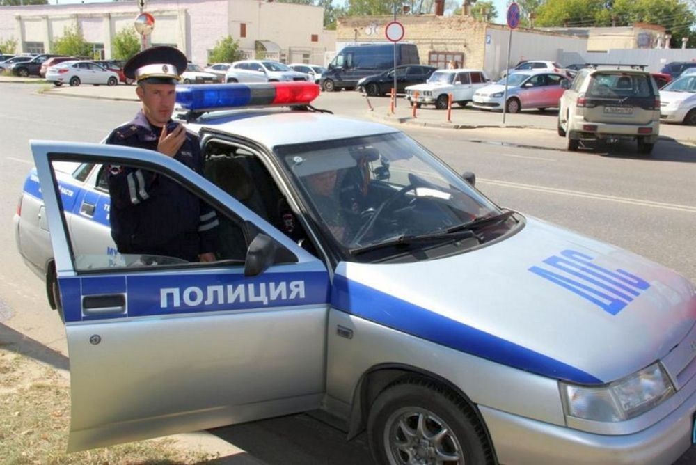 Честь и достоинство Ударивший инспектора ГИБДД водитель получил 2 года колонии