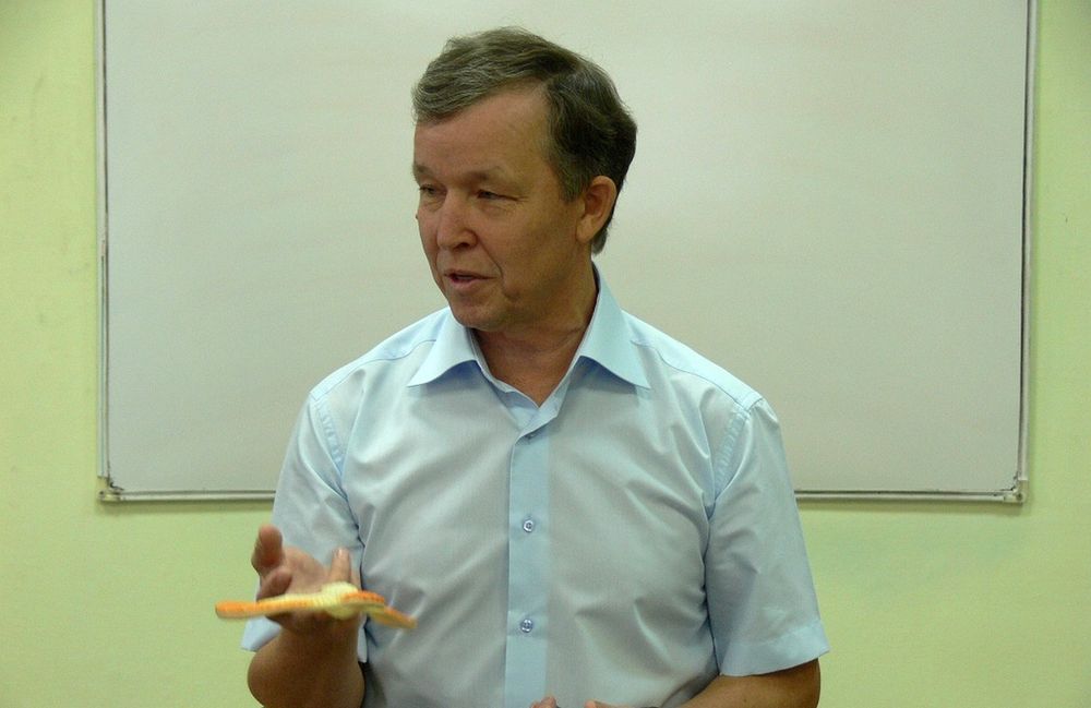 Наставник из СарФТИ Преподаватель получил премию частной компании