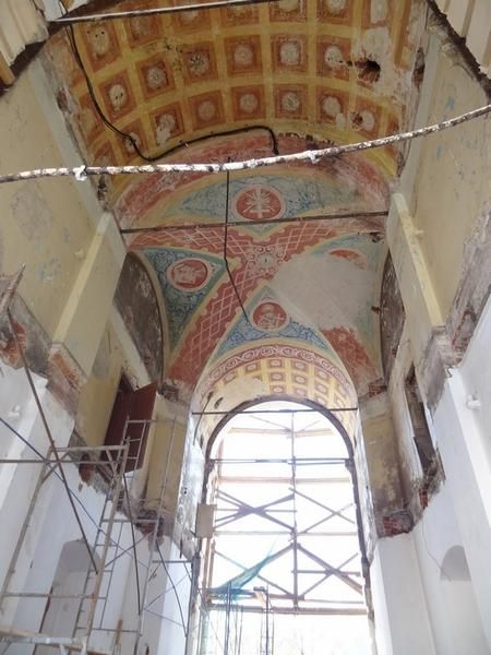 Арка с пилястрами За фальшпотолком колокольни нашли росписи